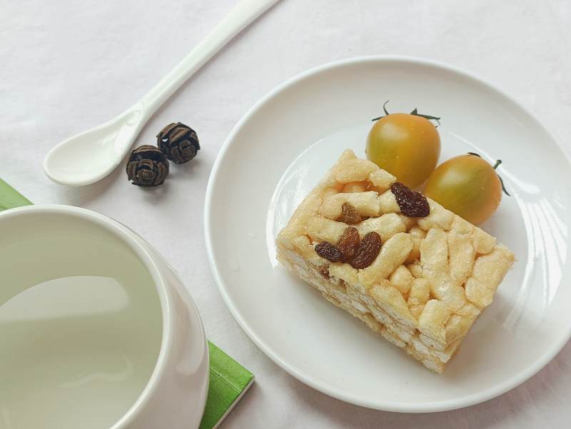 早餐沙琪玛和樱桃番茄图片