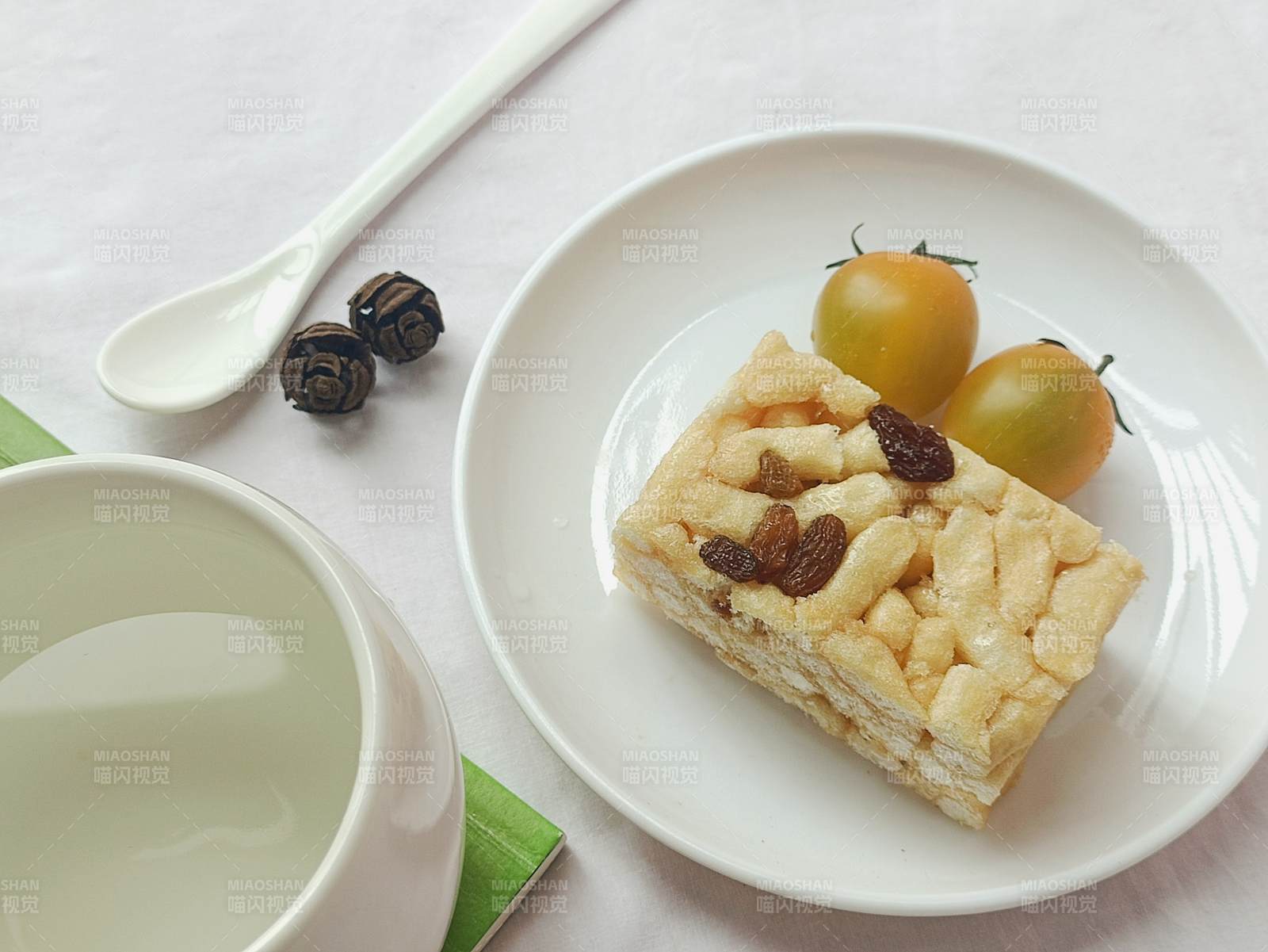 早餐沙琪玛和樱桃番茄图片