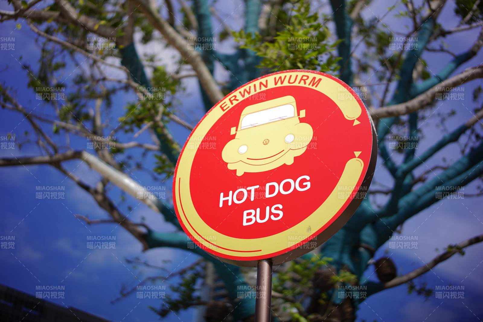 Erwin Wurm的热狗巴士标志图片