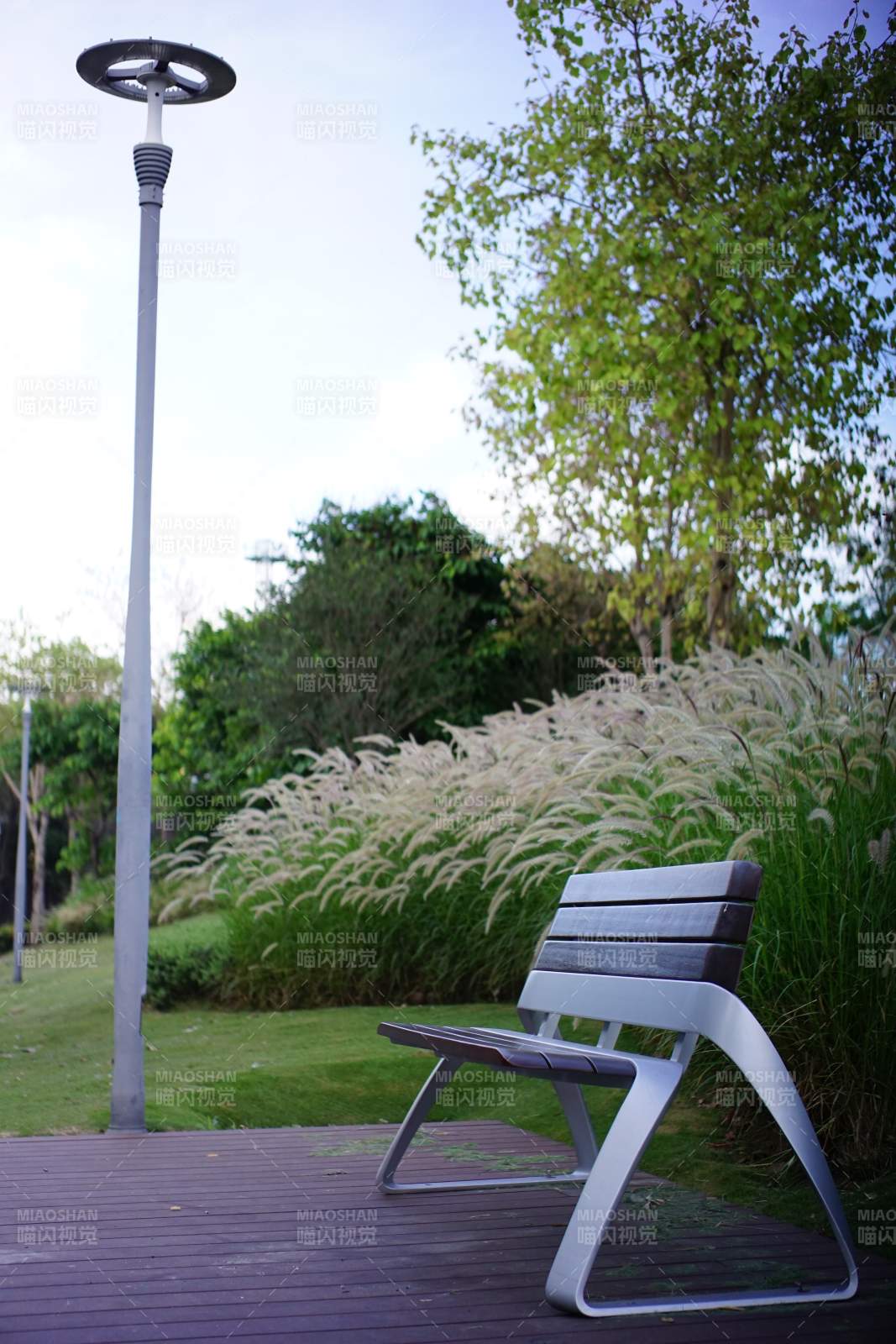 公园长椅与路灯图片