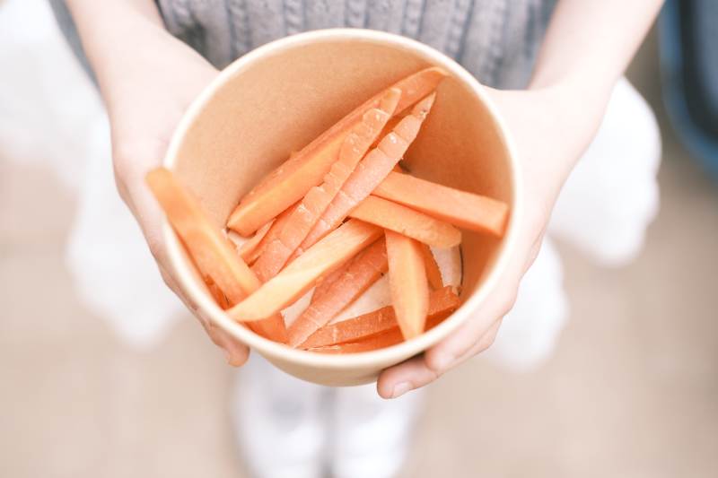 手中胡萝卜条图片