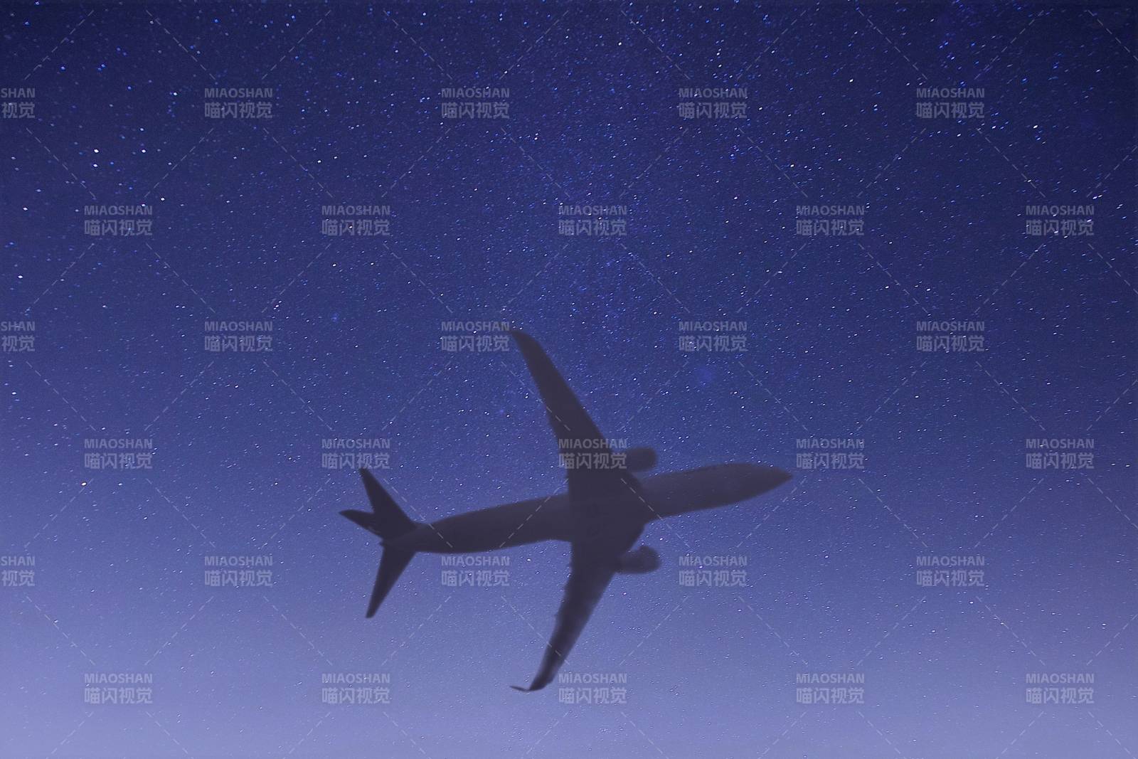 星空下的飞行图片