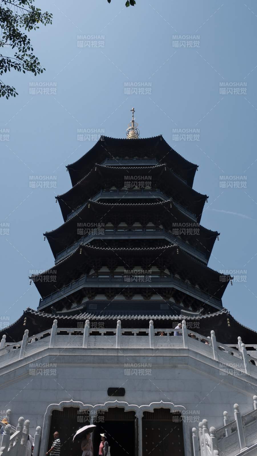 古塔巍峨 晴空万里 雷峰塔图片