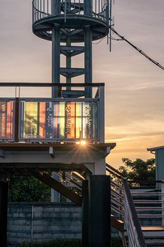 夕阳下的彩色玻璃塔图片