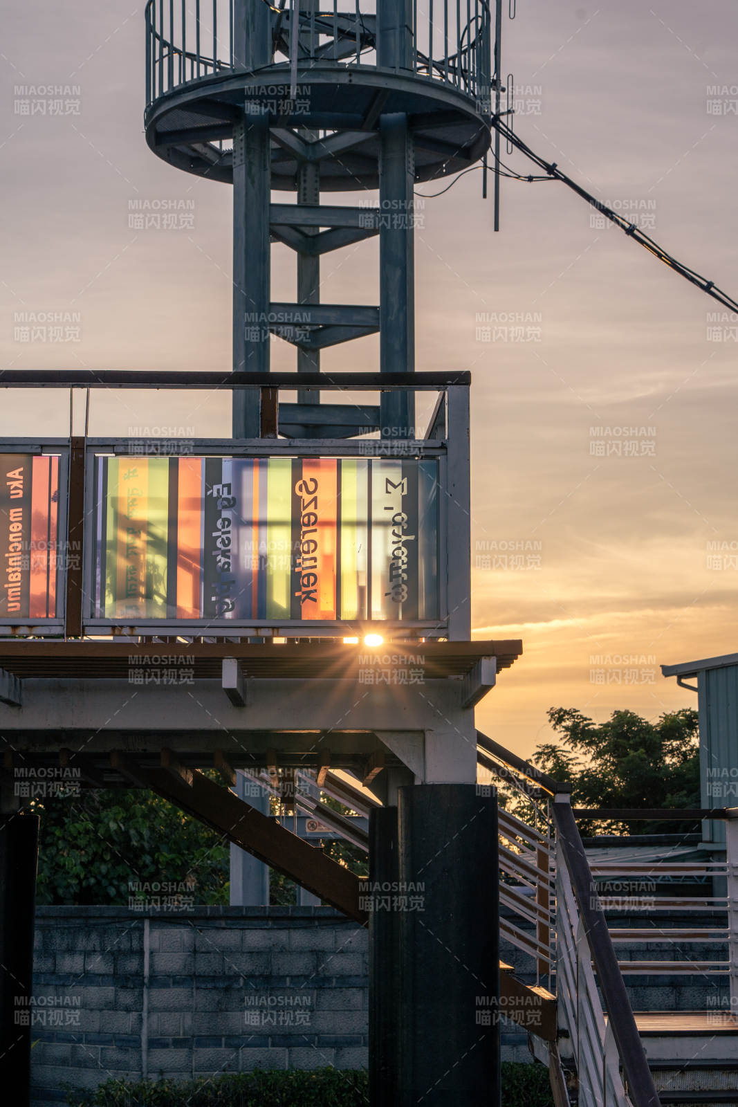 夕阳下的彩色玻璃塔图片