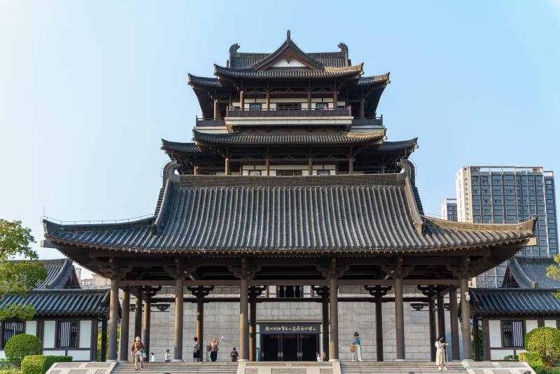 广州文化馆中心阁前的人们图片