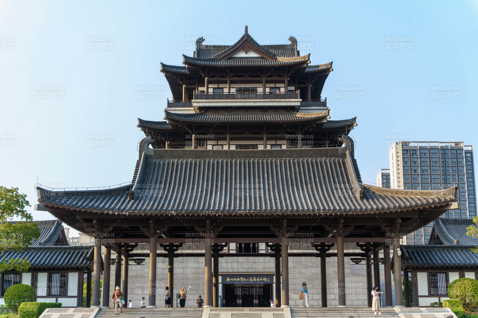 广州文化馆中心阁前的人们图片