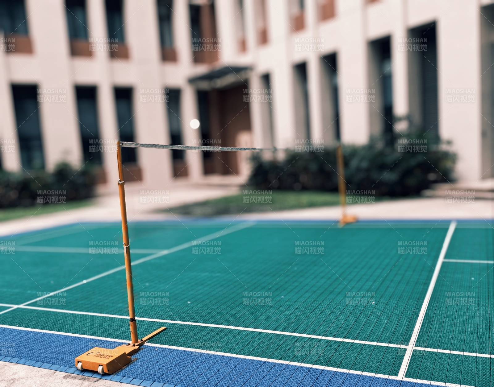 校园羽毛球场的一角图片