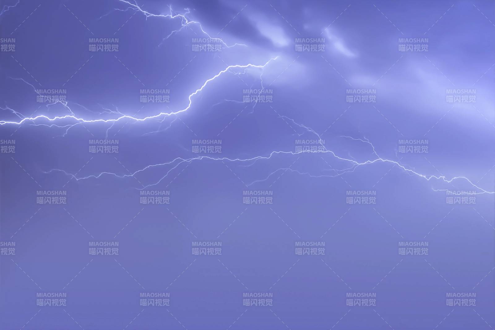 闪电划破夜空图片