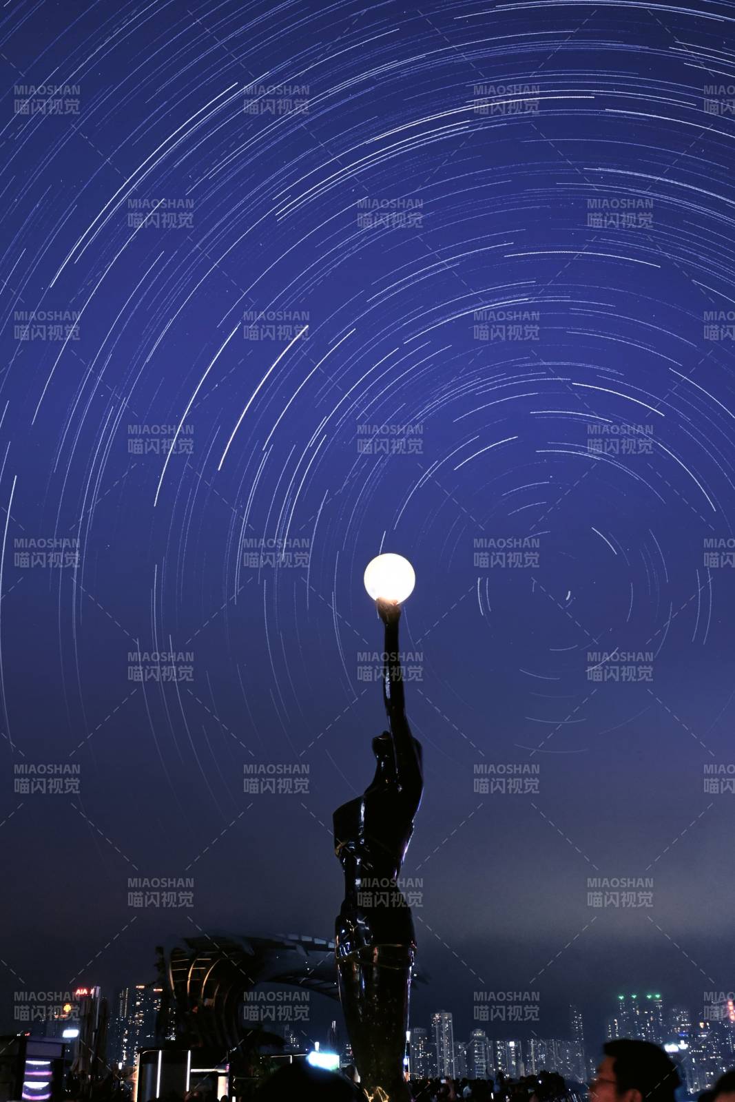 星轨下的举灯者图片