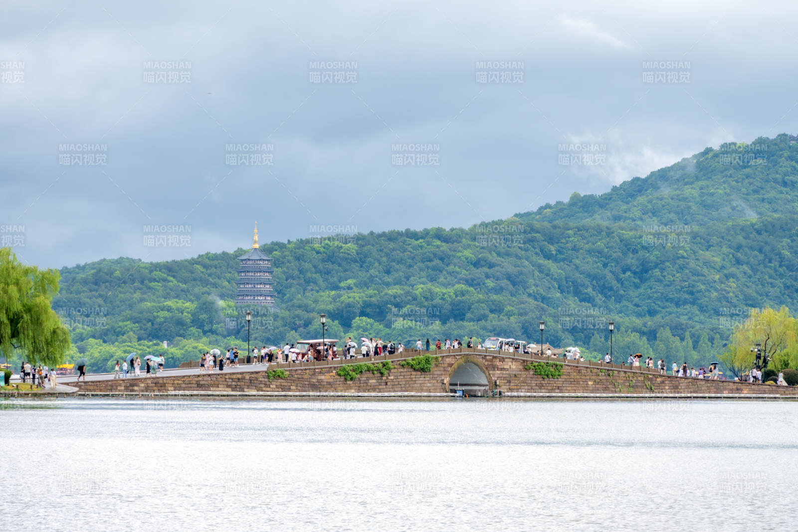 西湖断桥与雷峰塔图片