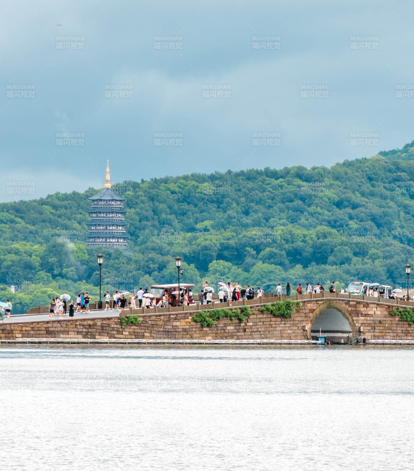 西湖断桥与雷峰塔图片