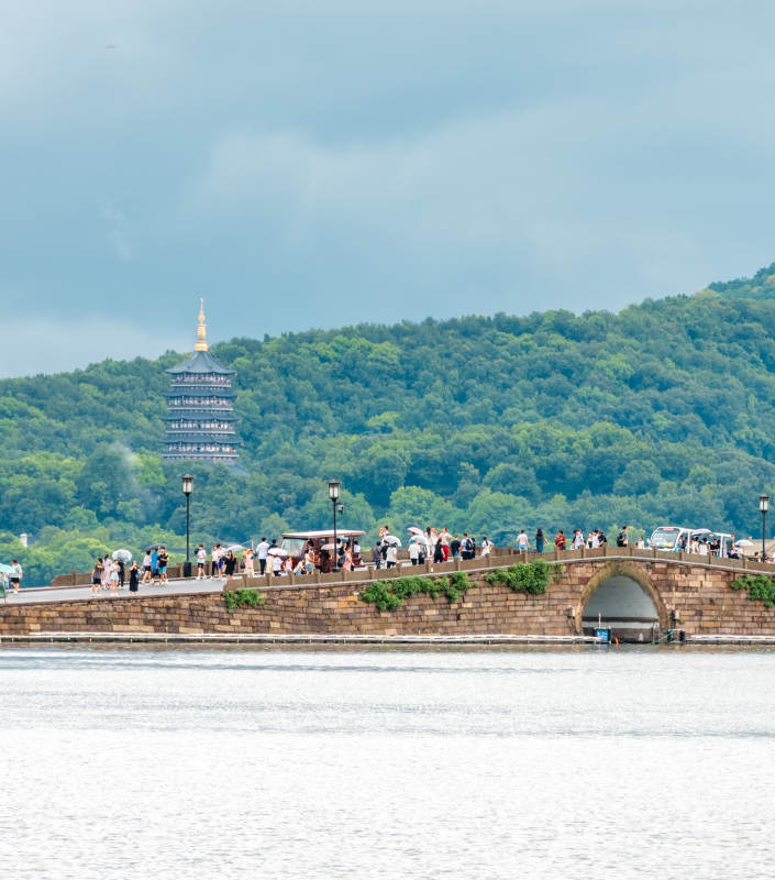 西湖断桥与雷峰塔图片