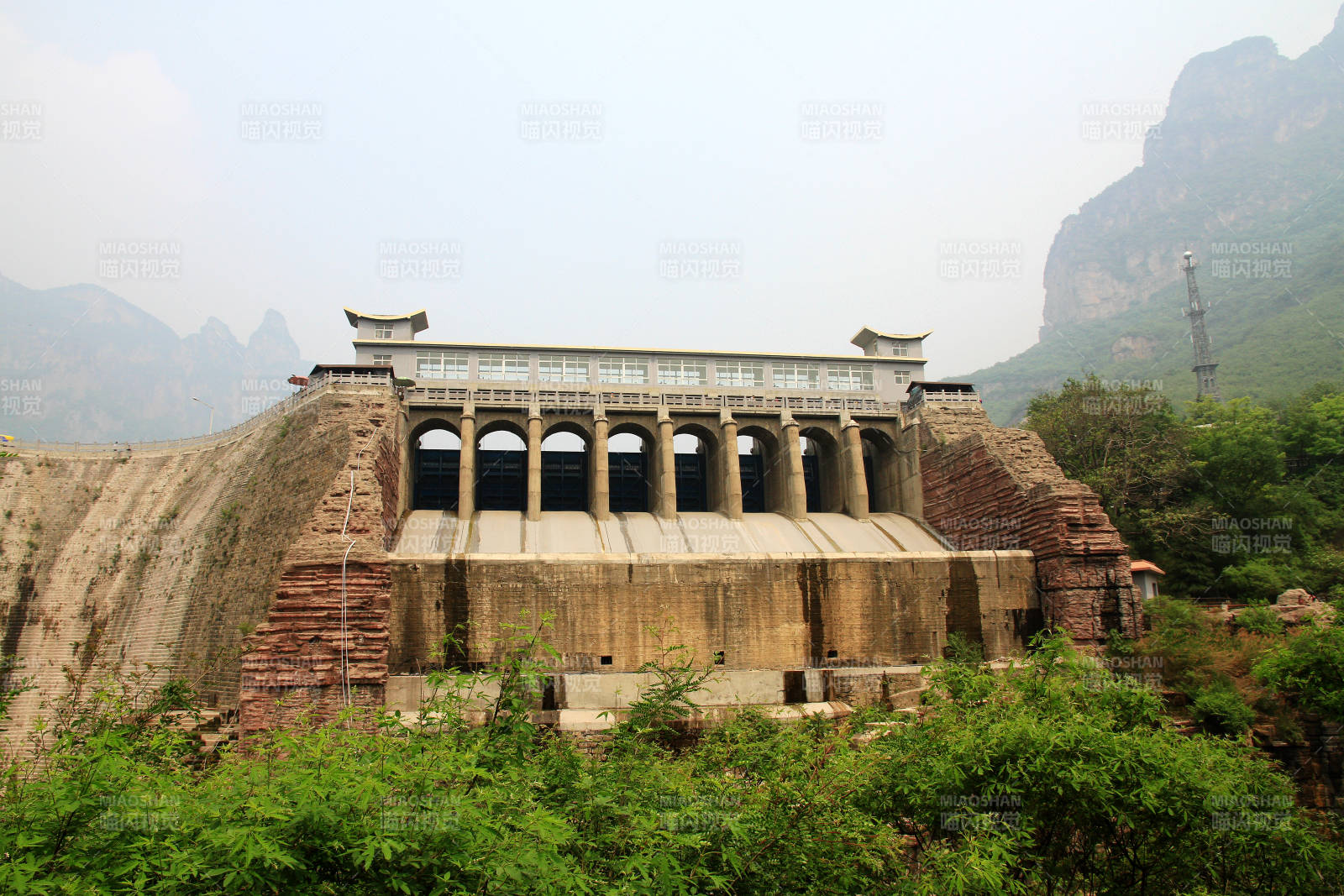 山间雄伟的水坝图片