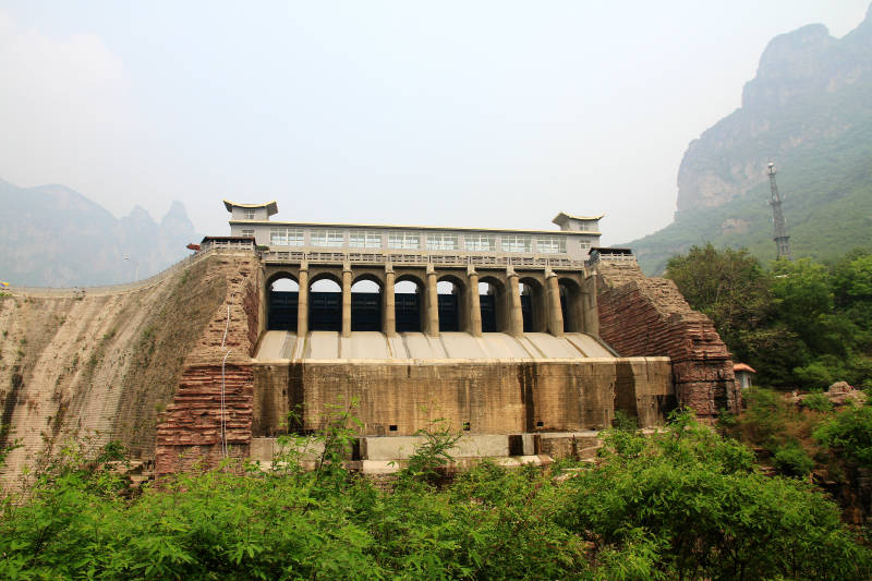 山间雄伟的水坝图片