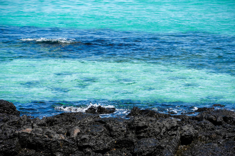 碧海黑岩 济州岛的果冻海图片