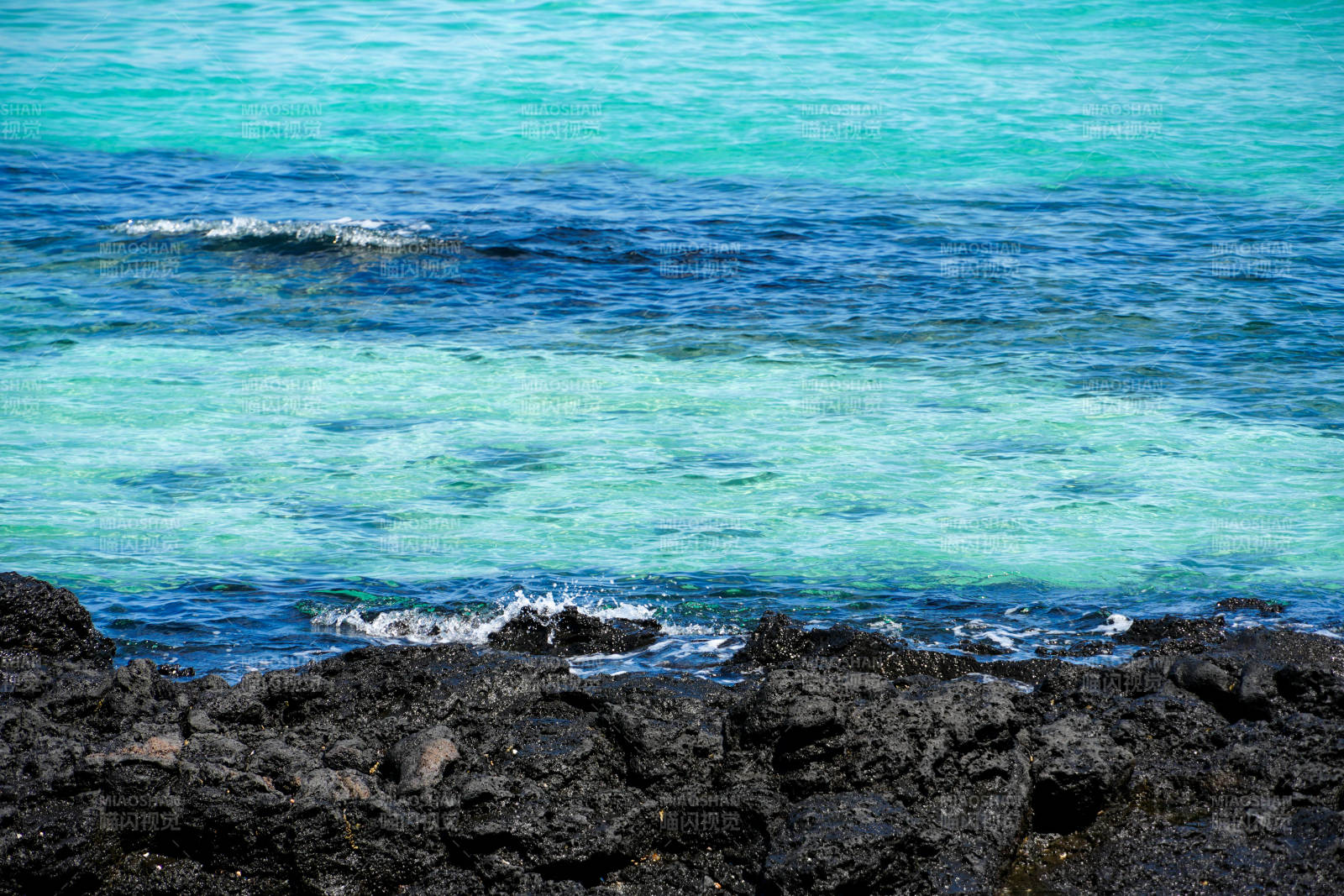 碧海黑岩 济州岛的果冻海图片