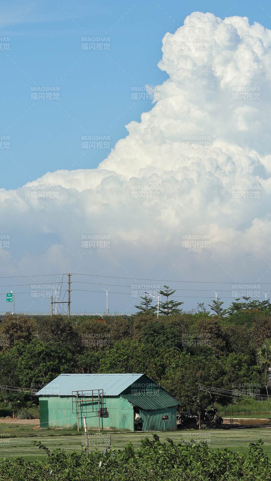 乡村风景与积雨云图片