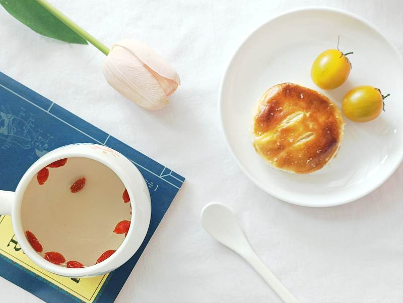 早餐茶点与花图片