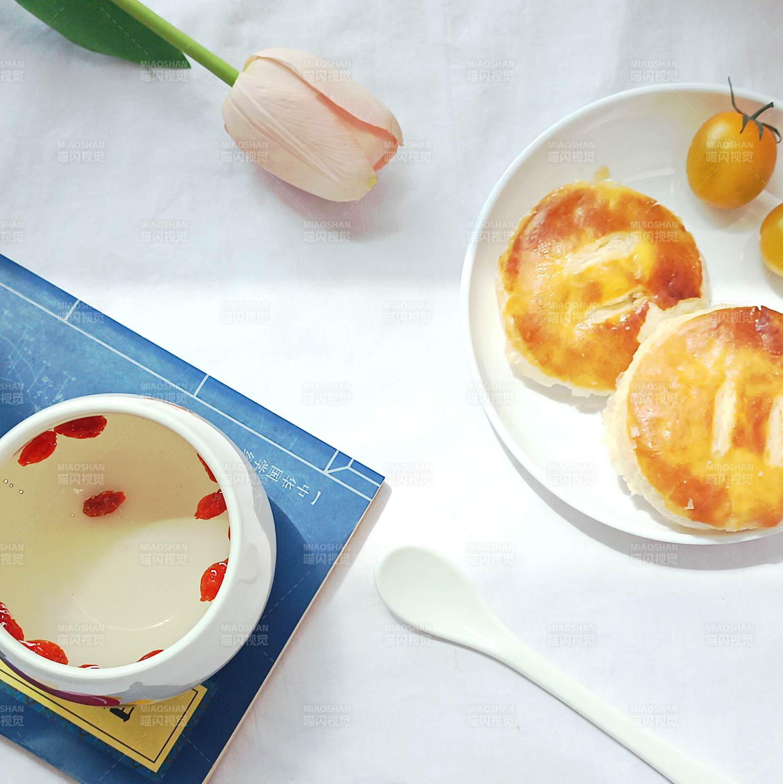 早餐时光 面包与茶图片