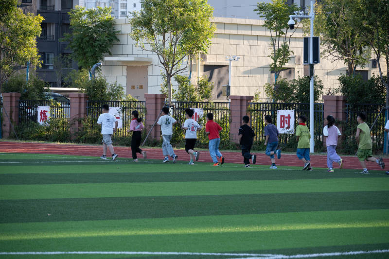 校园操场上的跑步时光图片