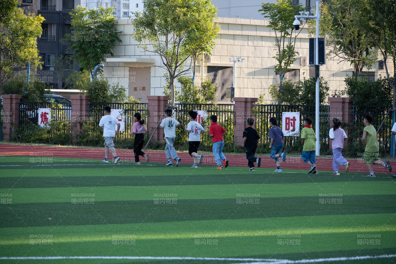 校园操场上的跑步时光图片
