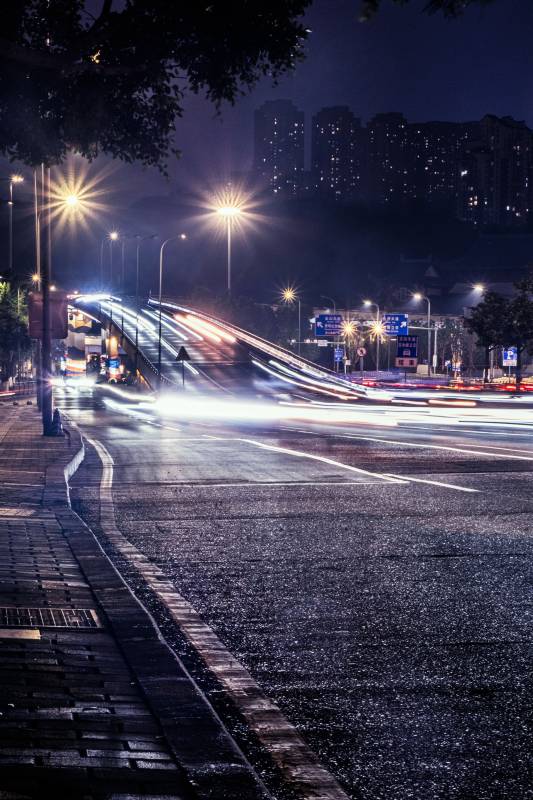 夜色中的城市街道图片