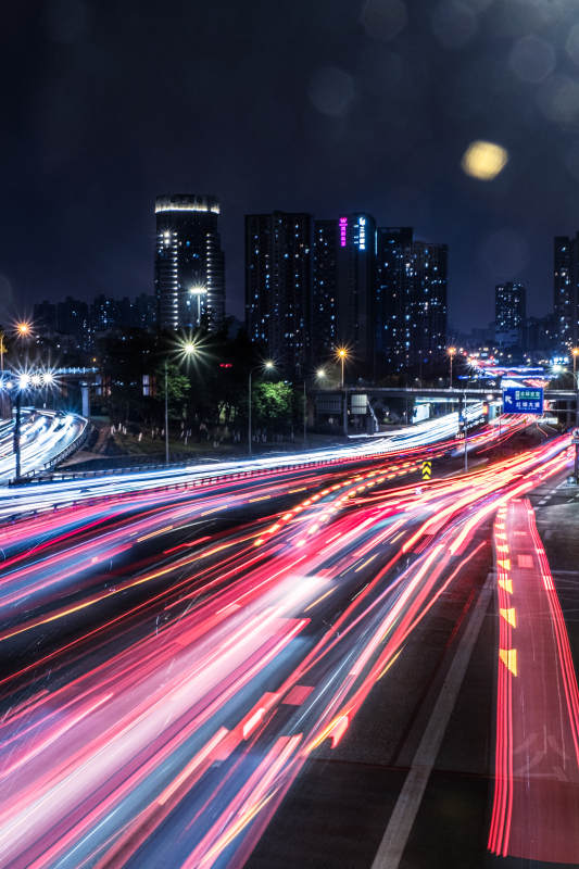 夜色下的城市交通图片