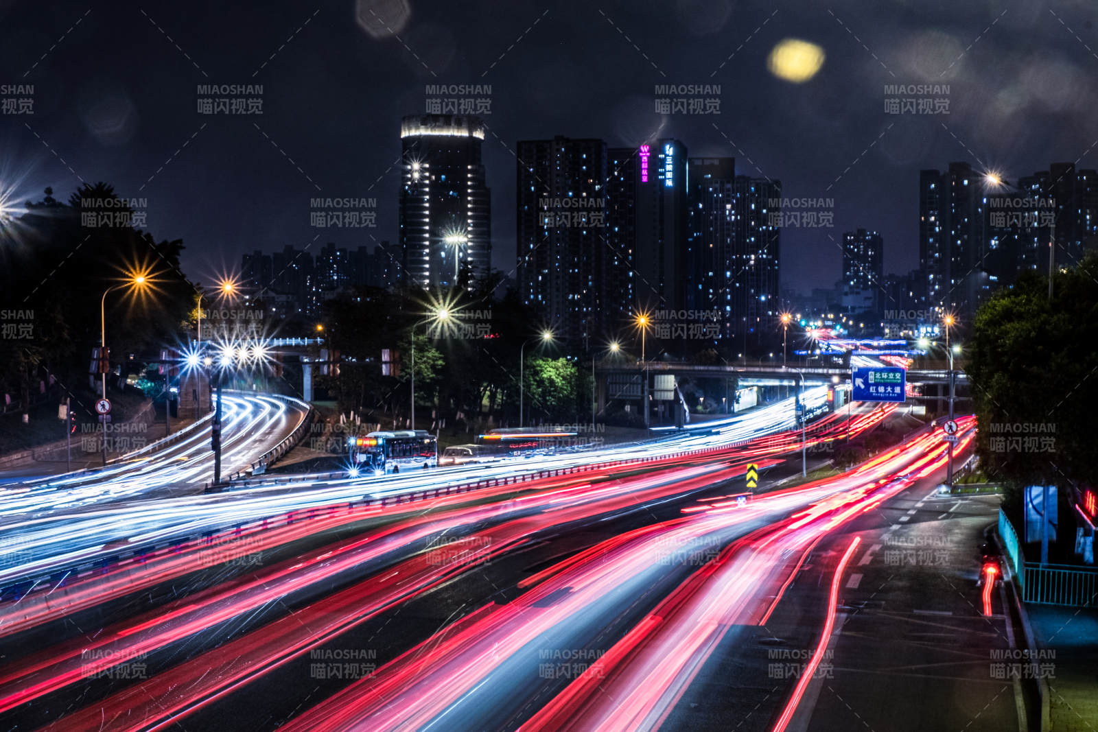 夜色中的城市车流图片