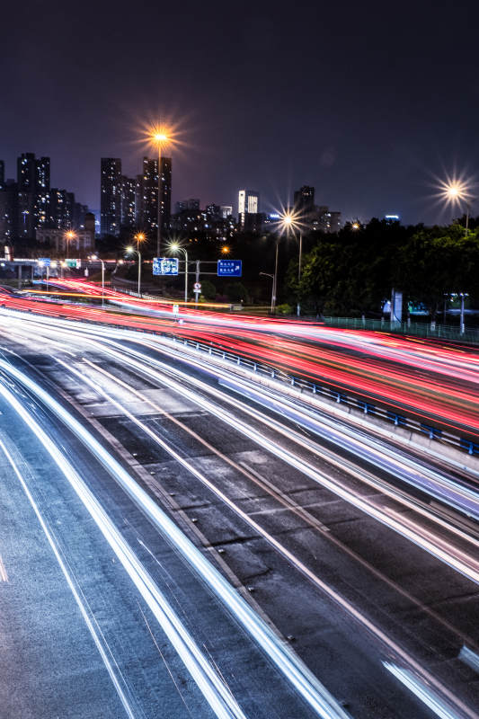 夜间城市交通流图片