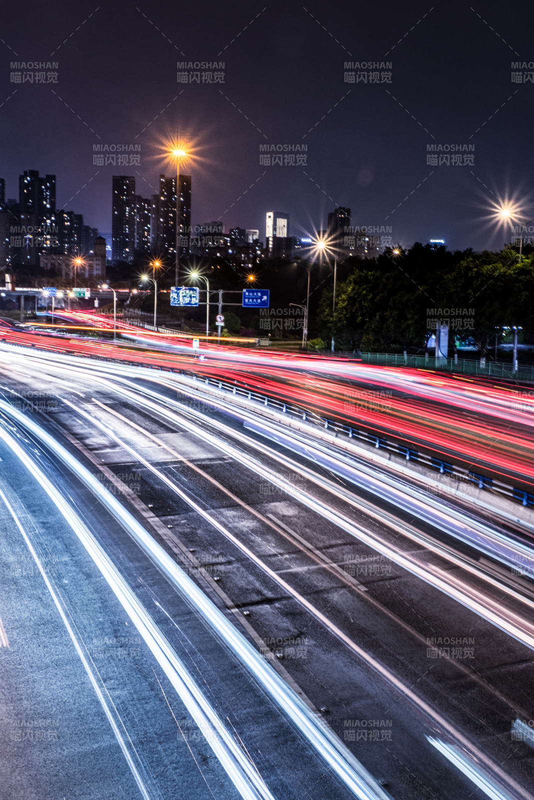 夜间城市交通流图片