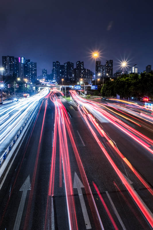 城市夜景中的车流轨迹图片