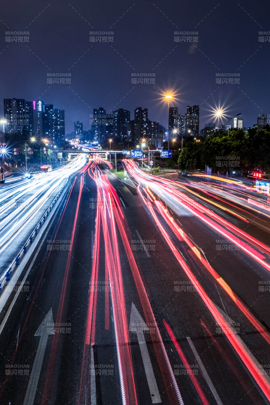 城市夜景中的车流轨迹图片