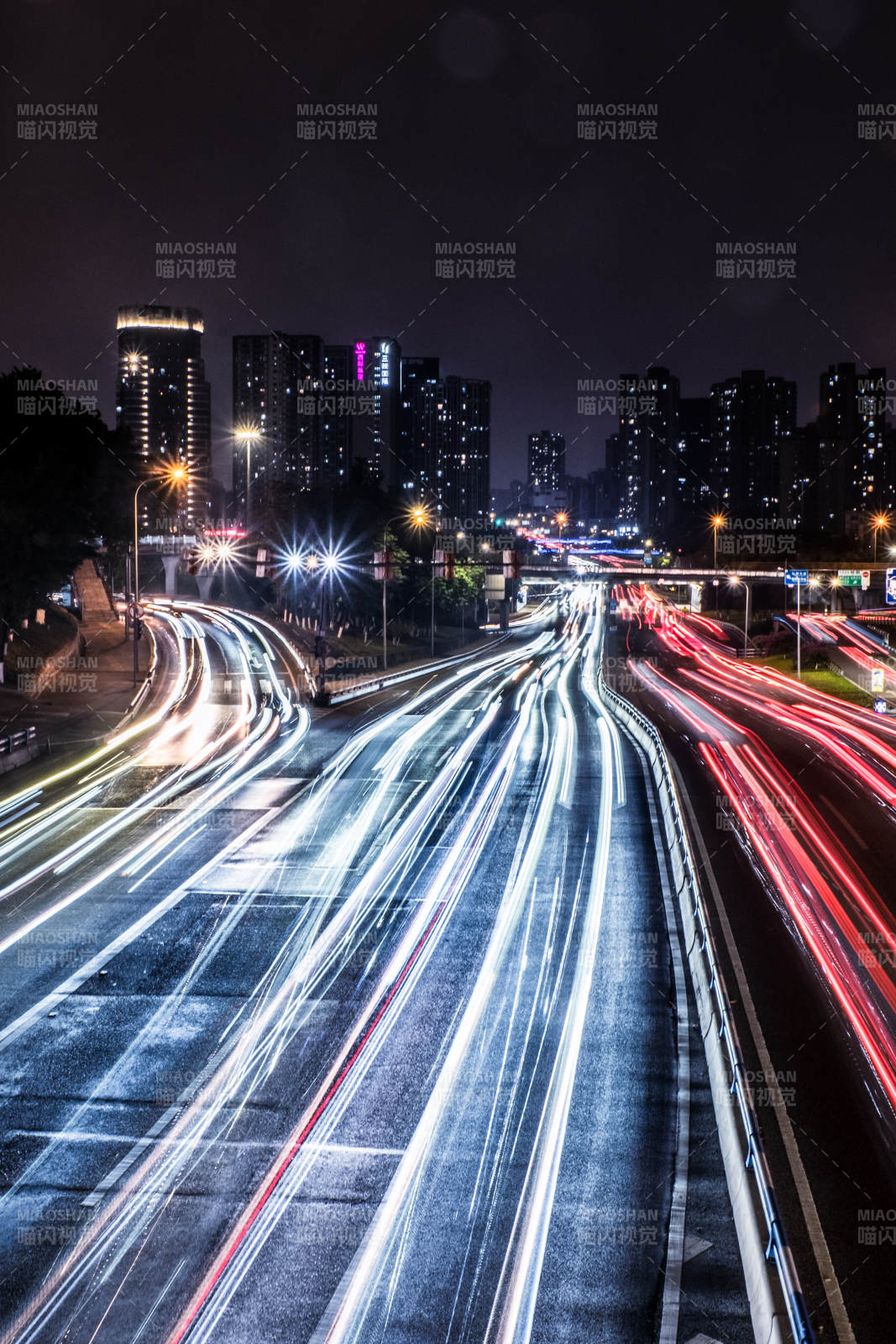 夜间城市交通流图片