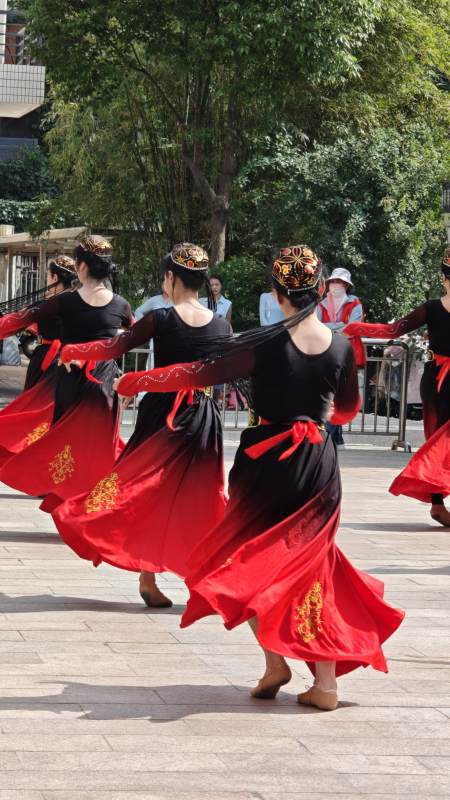 红裙舞者街头表演图片