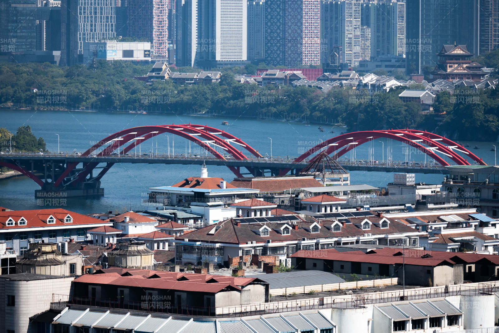 城市河畔红桥图片