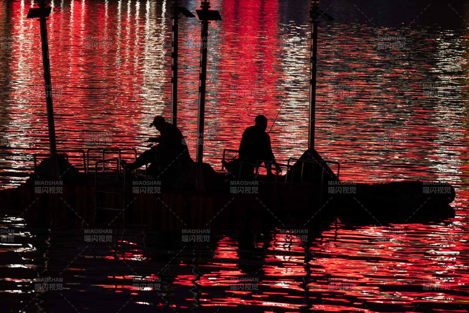 夕阳下的渔舟图片