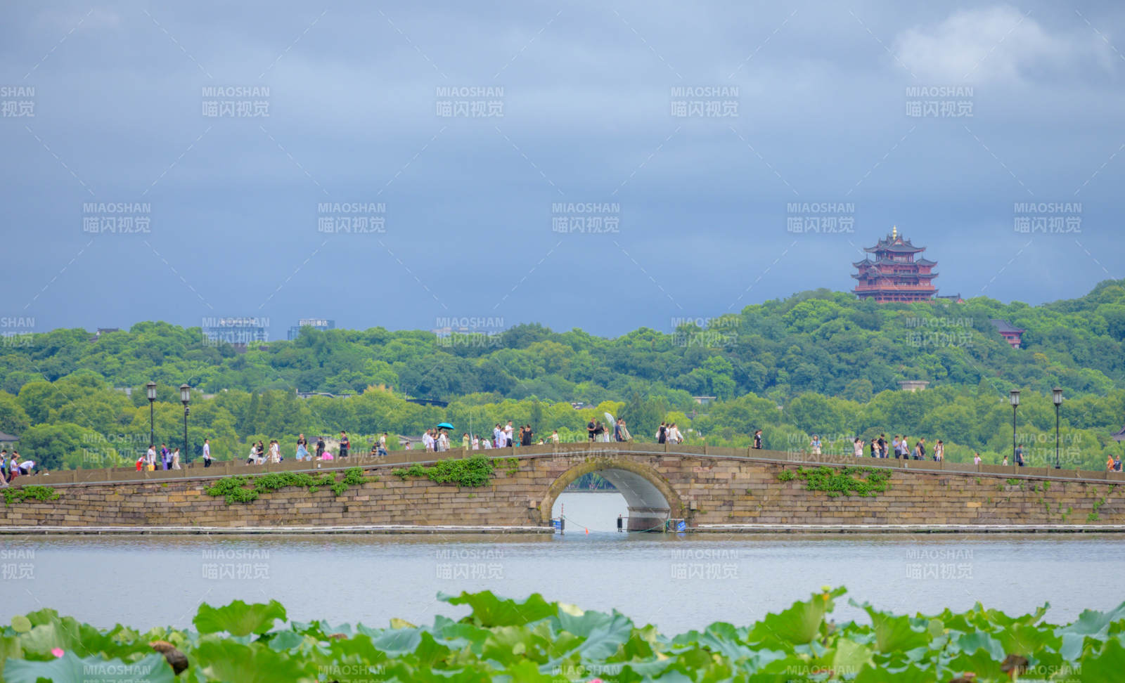 西湖断桥与雷峰塔图片