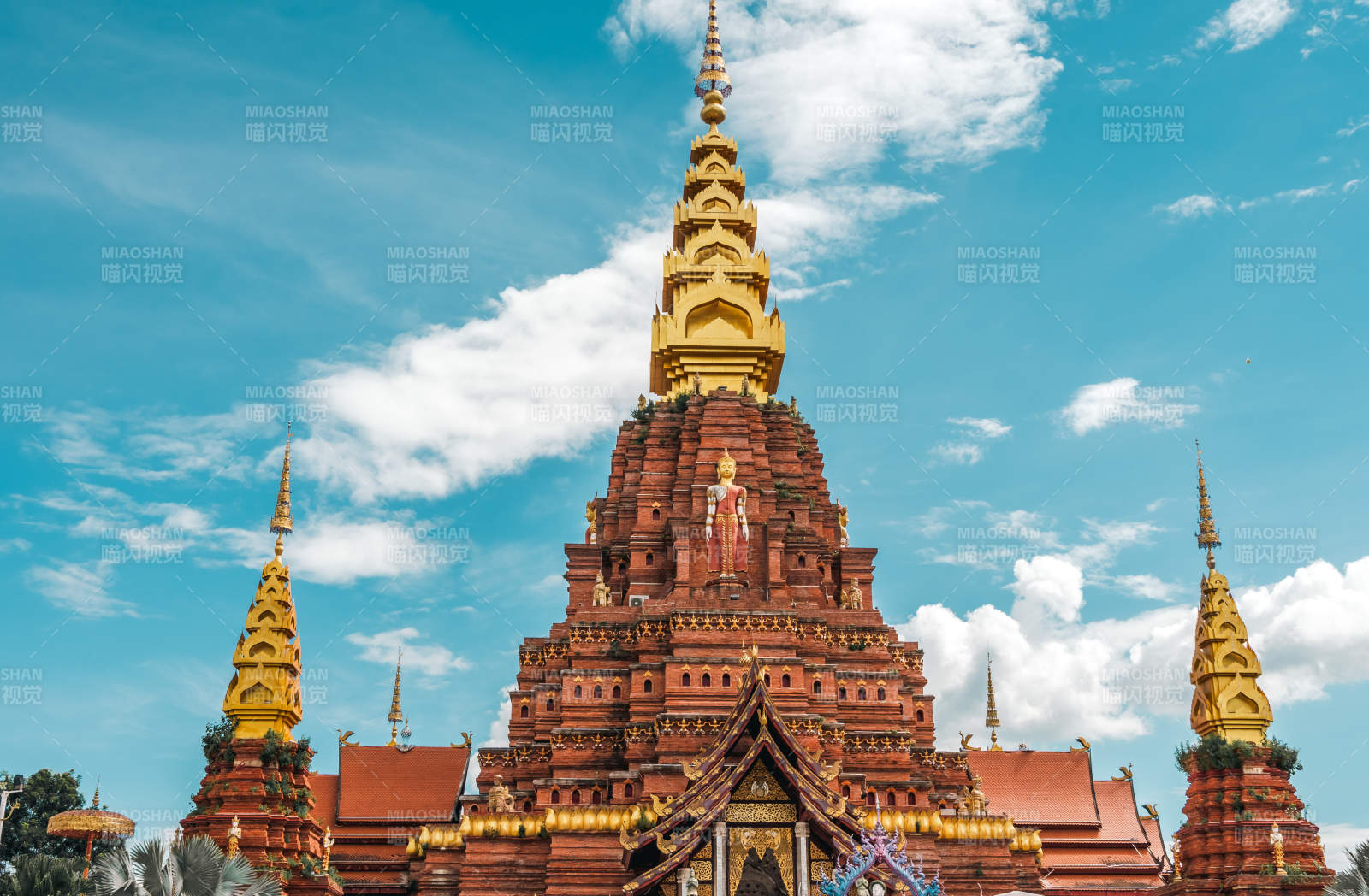 金色佛塔映蓝天图片
