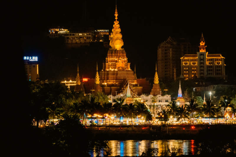 夜色中的金色寺庙图片