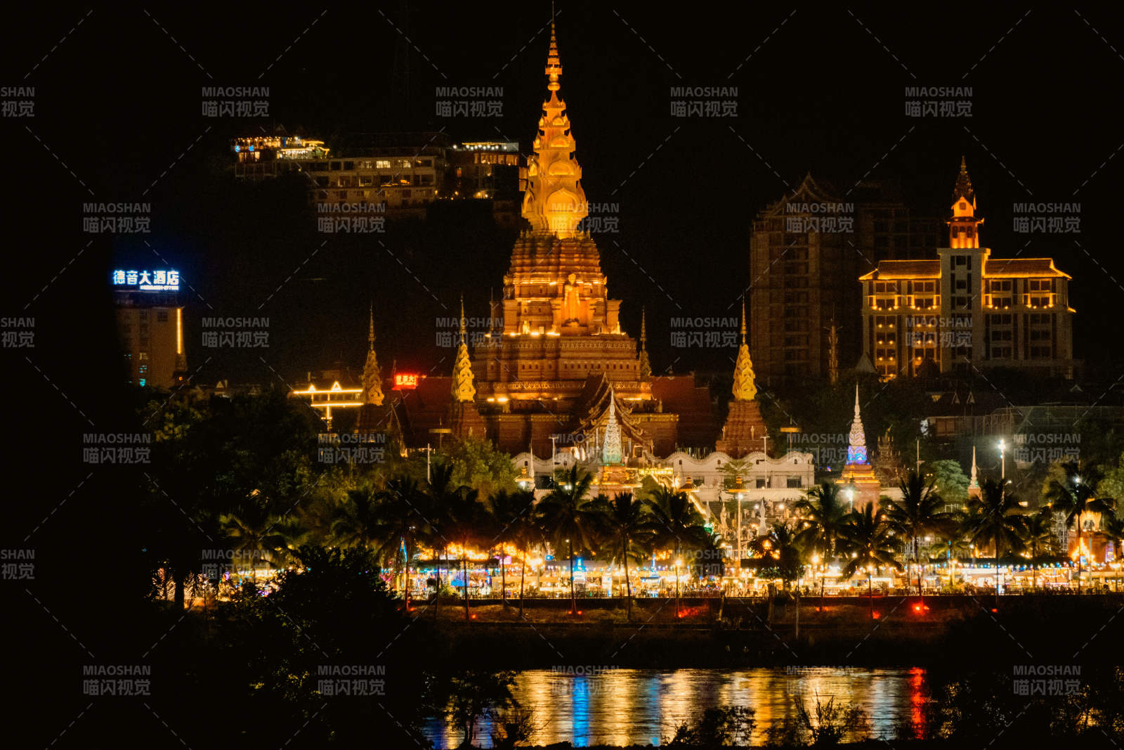 夜色中的金色寺庙图片