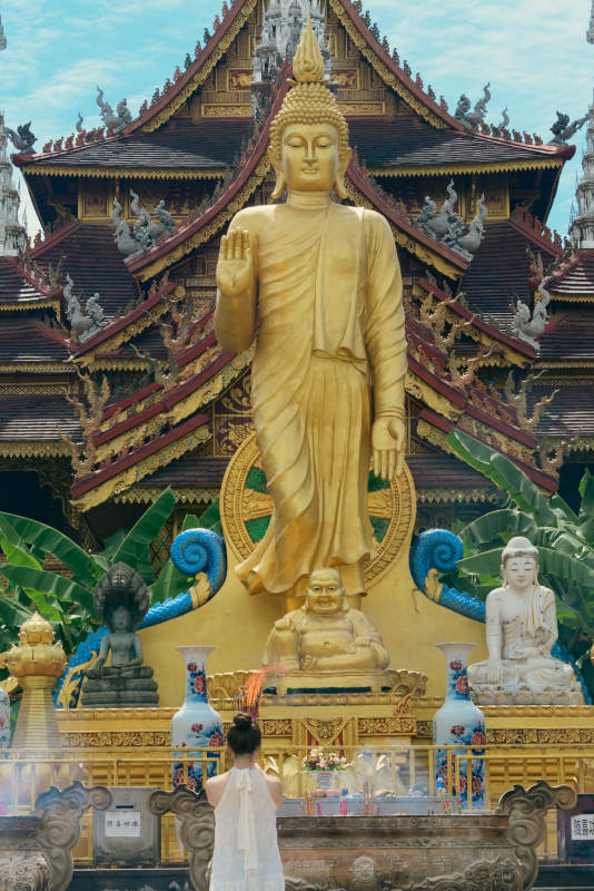 佛寺前的虔诚信徒图片