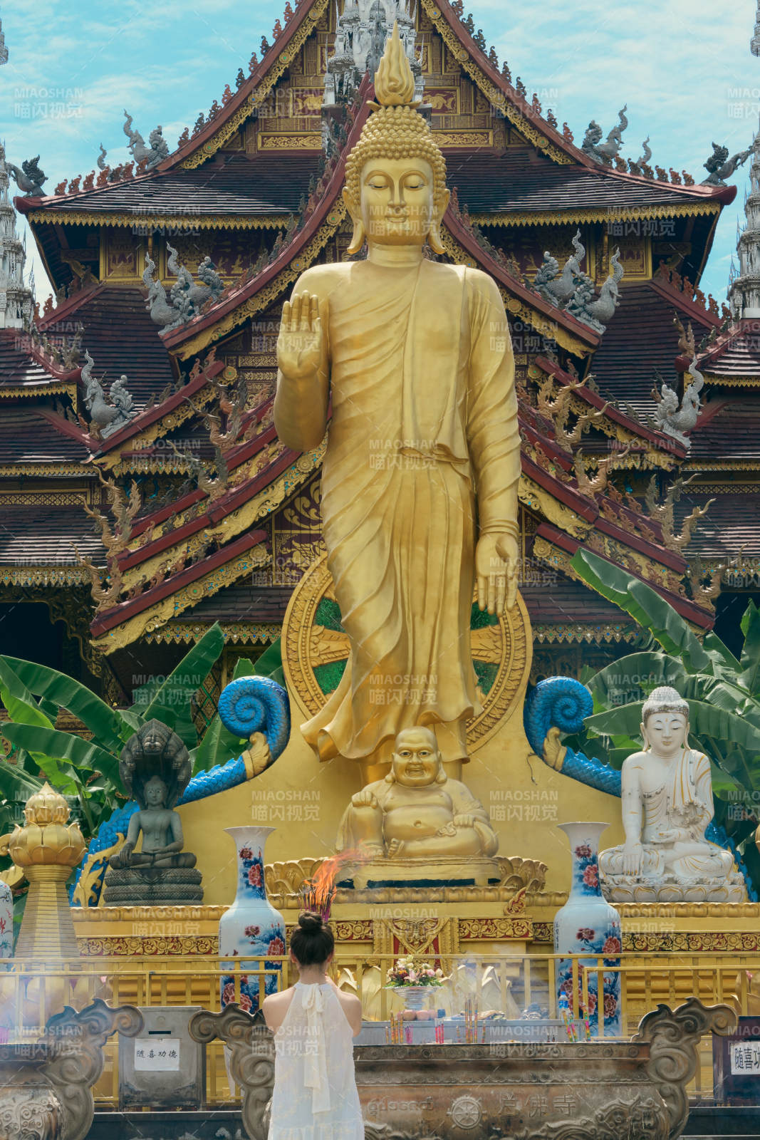 佛寺前的虔诚信徒图片