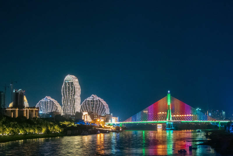 夜色下的城市灯光秀图片