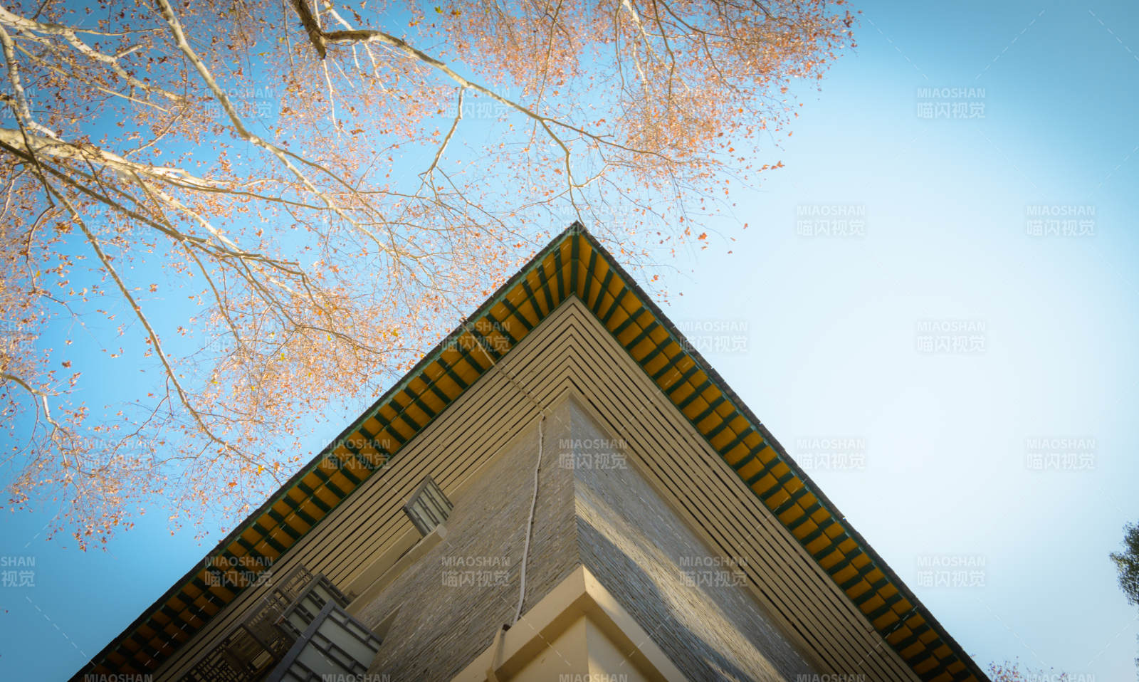 秋日古建筑一角图片