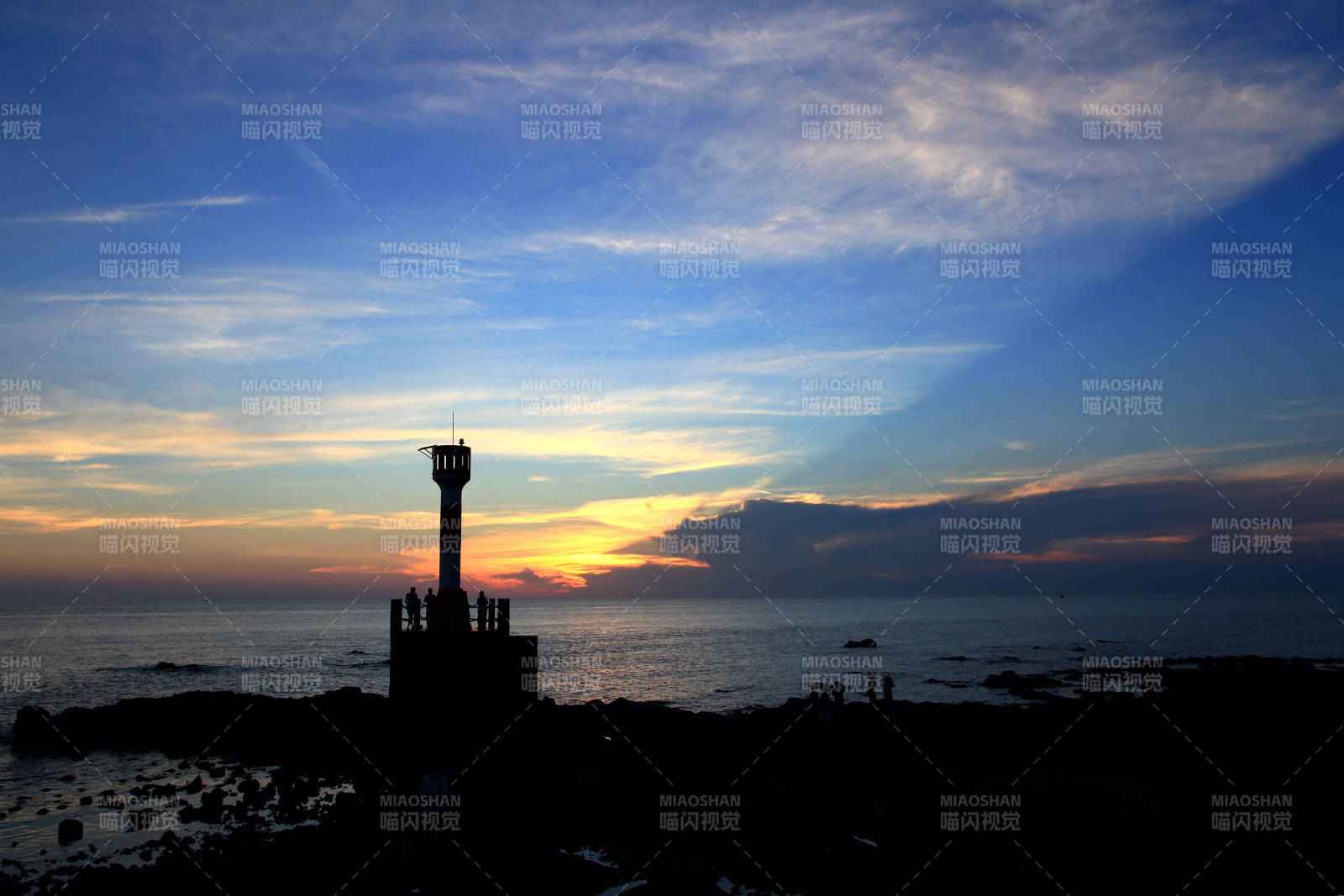 日落灯塔图片
