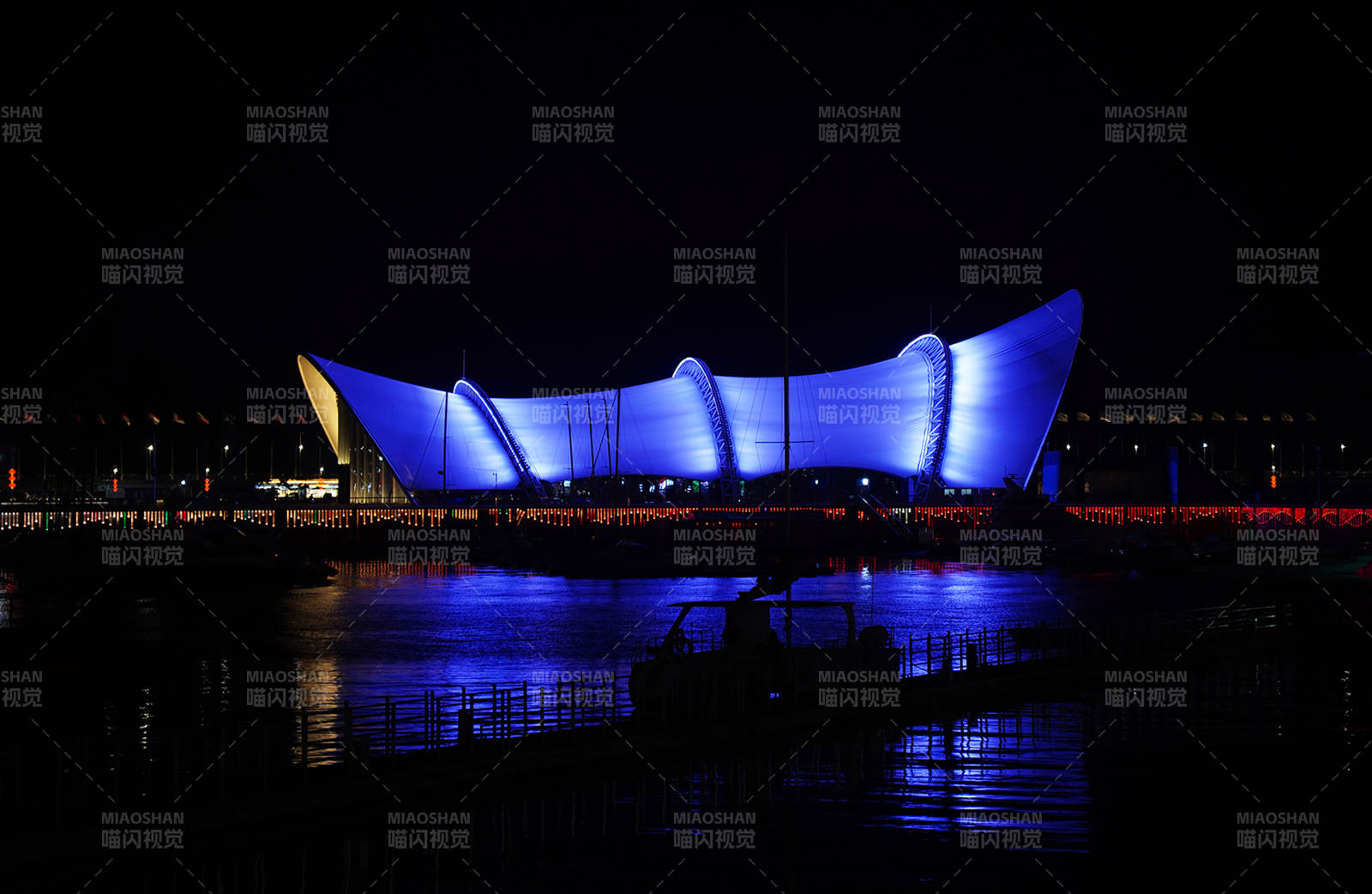 蓝色夜景下的现代建筑图片