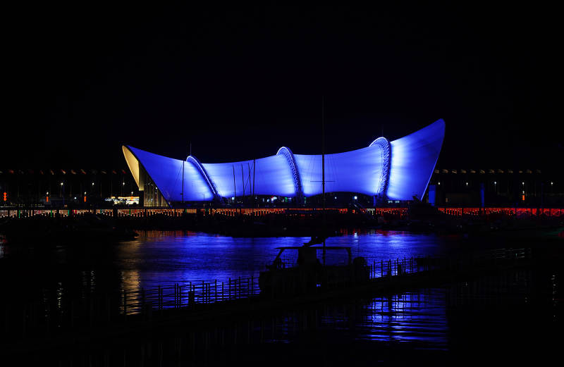 蓝色夜景下的现代建筑图片