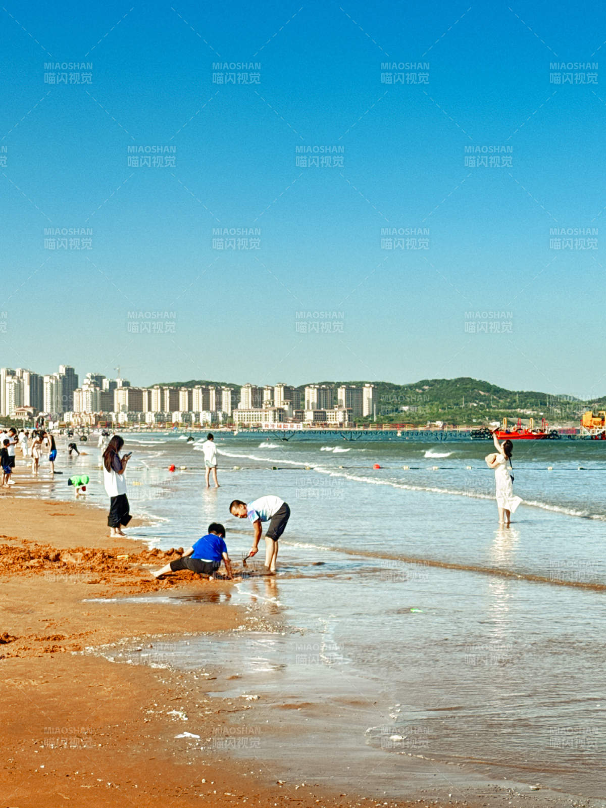 海滩上的欢乐时光图片