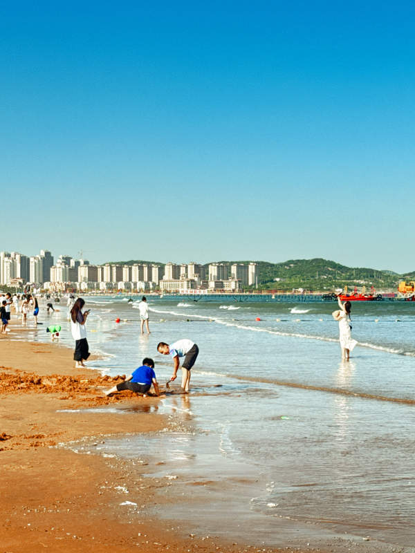 海滩上的欢乐时光图片